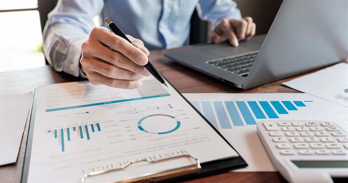 How can artificial intelligence be used to determine the credibility of corporate leaders and accurately choose investments?